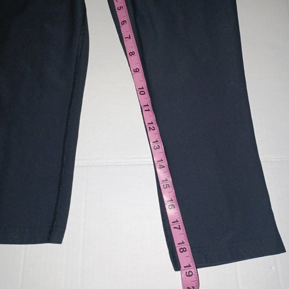 NIKE DRI FIT WOMEN'S ACTIVEWEAR CAPRI STYLE LEGGINGS - Picture 2 of 10